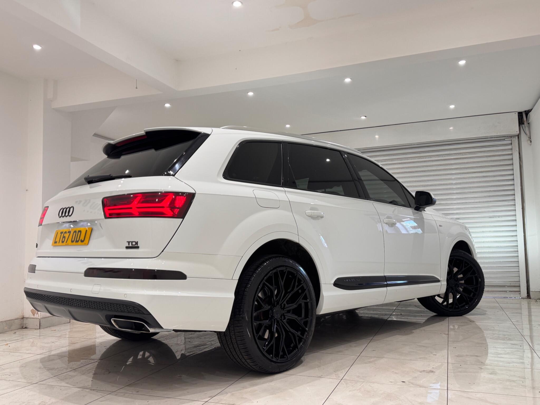 Audi Q7 view 3