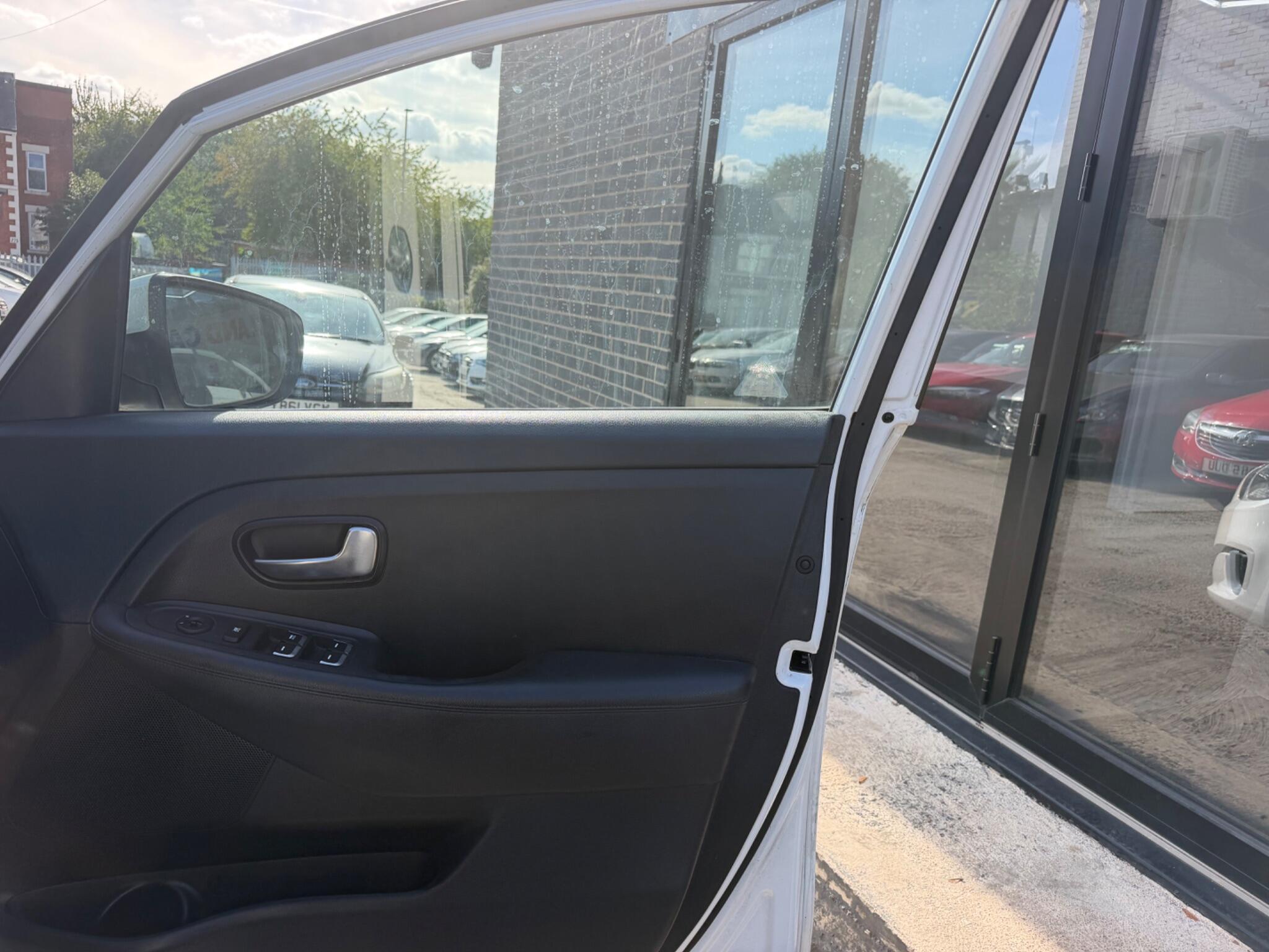 Kia Carens view 9
