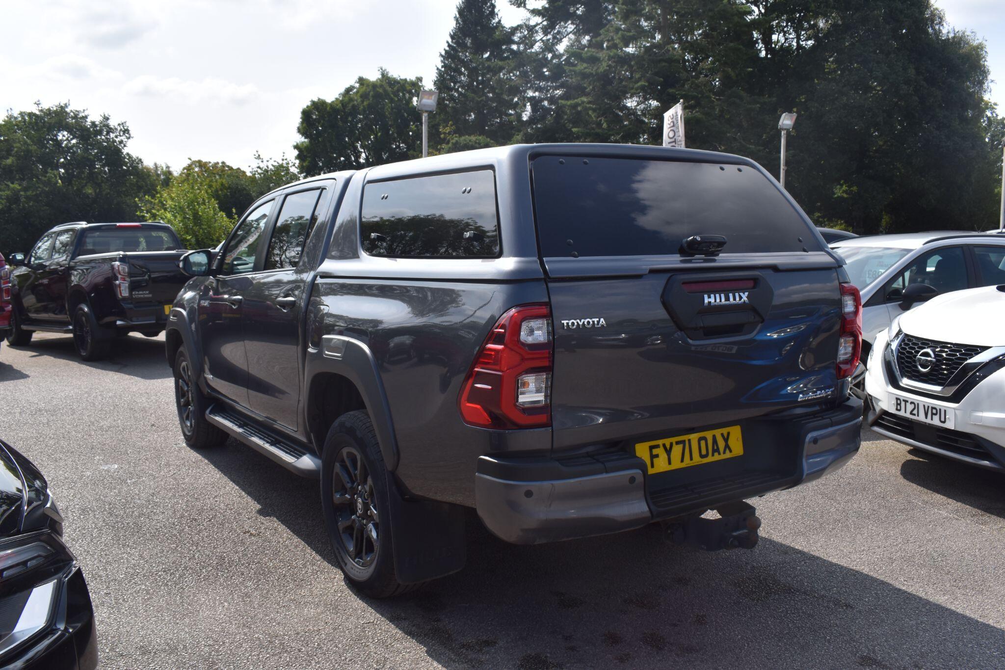 Hilux - 2.8 D-4D Invincible X Auto 4WD Euro 6 (s/s) 4dr - Image 8