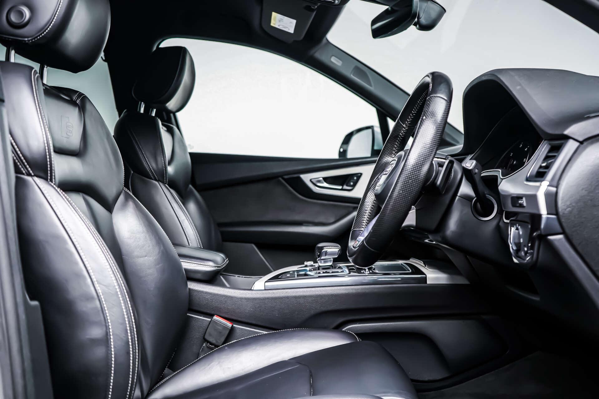 Audi Q7 view 6