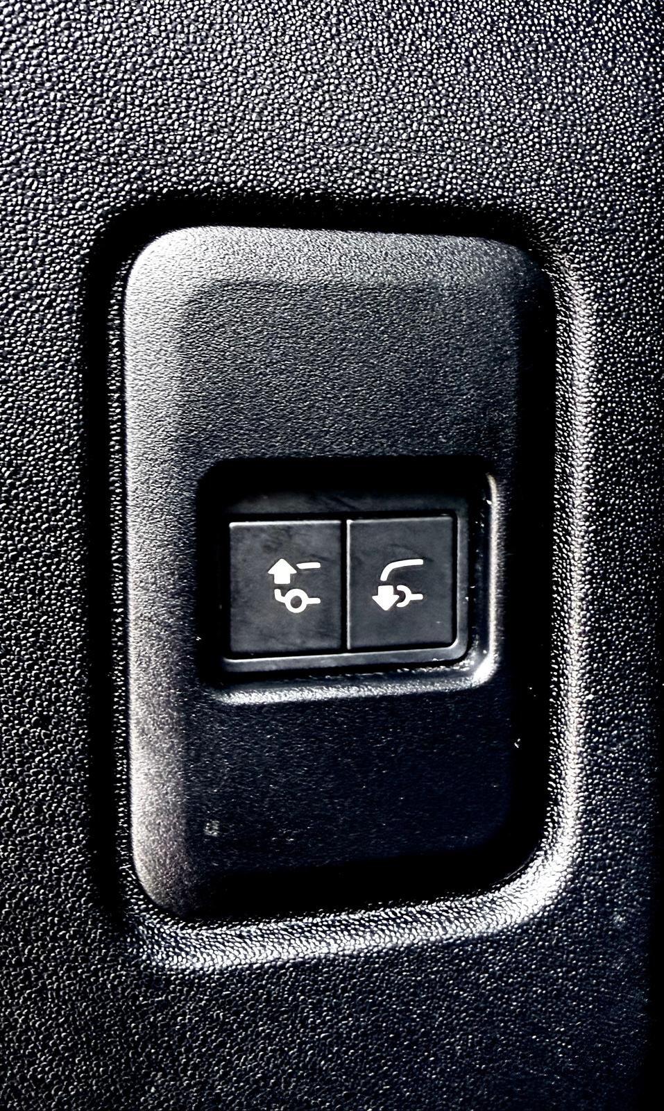 Land Rover Defender view 25