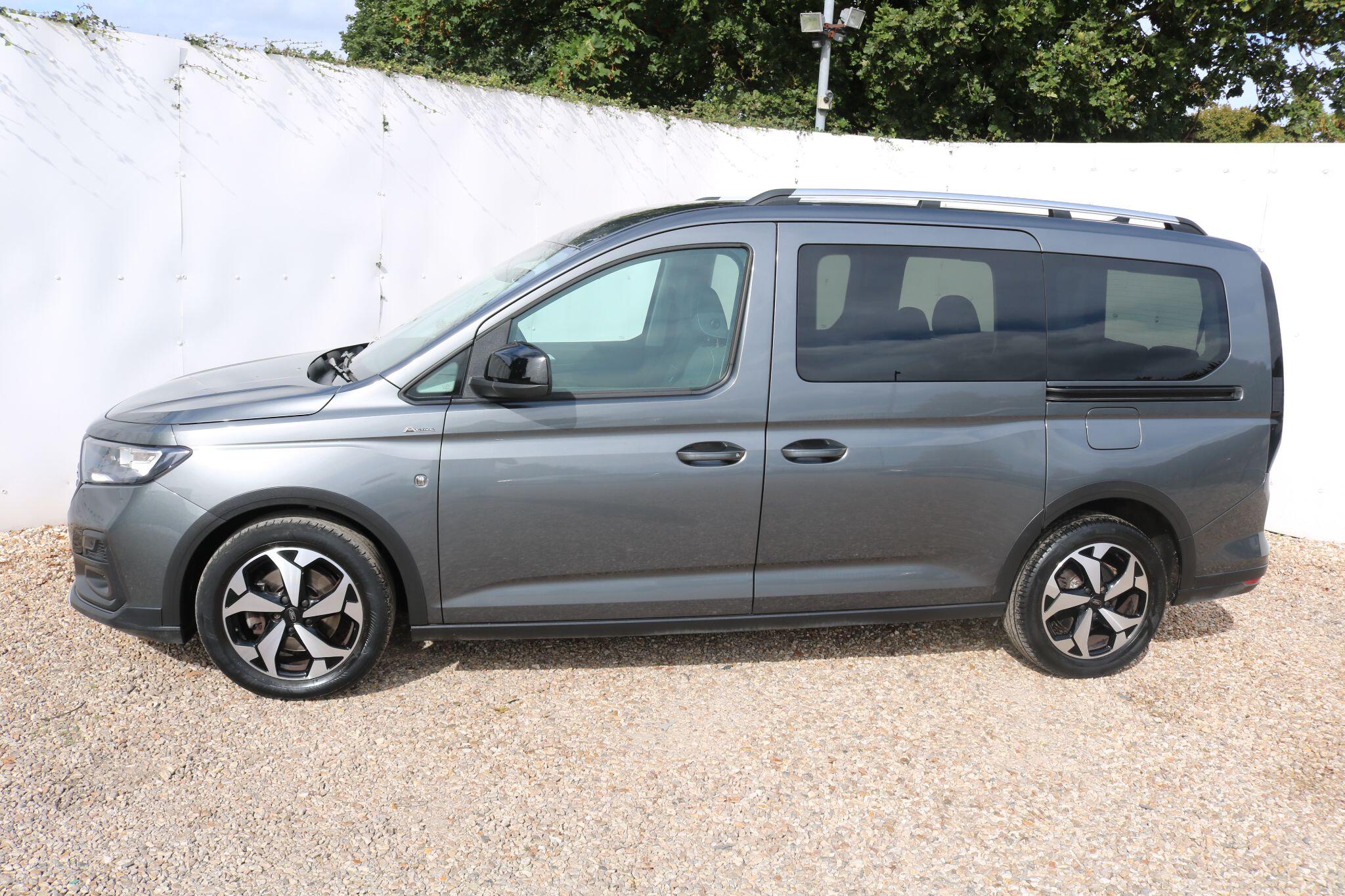 Ford Grand Tourneo Connect view 3