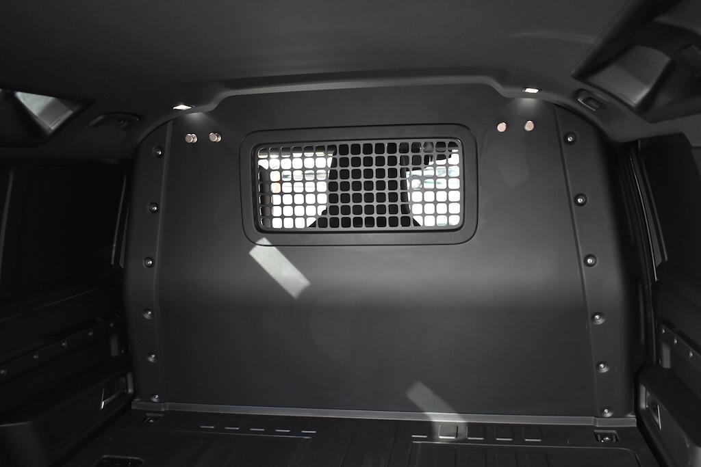 Land Rover Defender 110 view 51