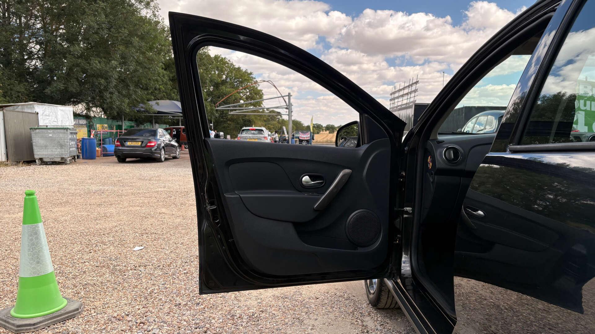 Dacia Sandero view 33