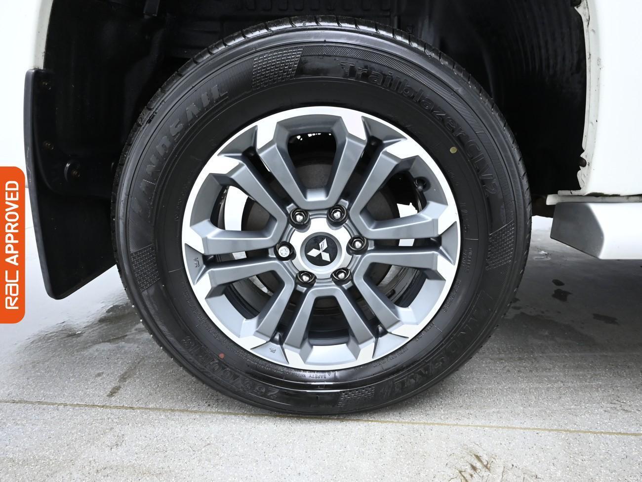 Mitsubishi L200 view 3