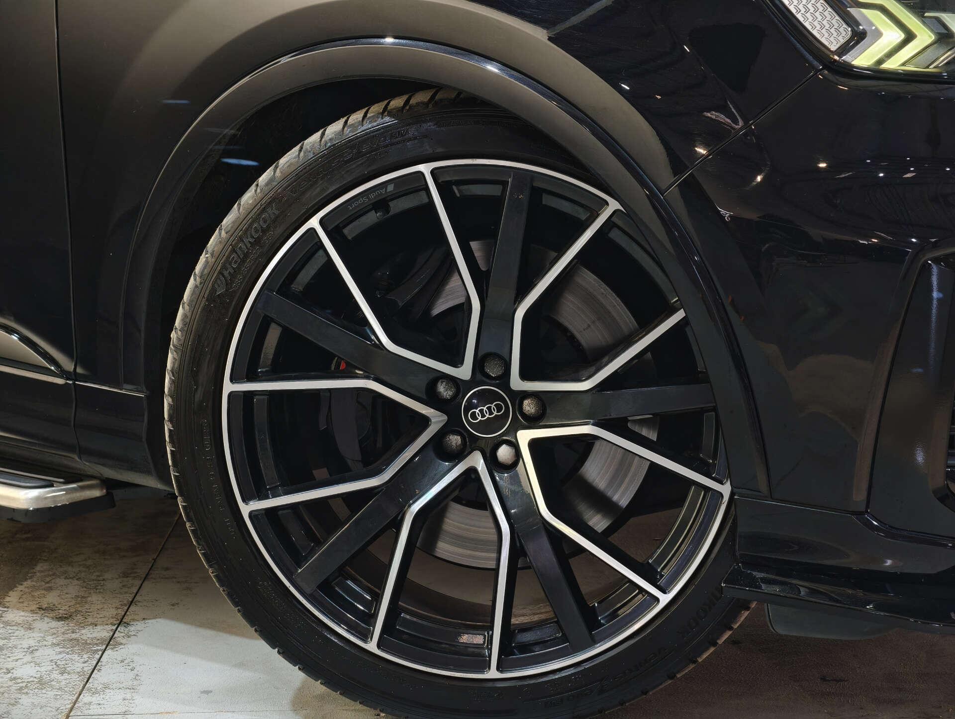 Audi SQ7 view 7