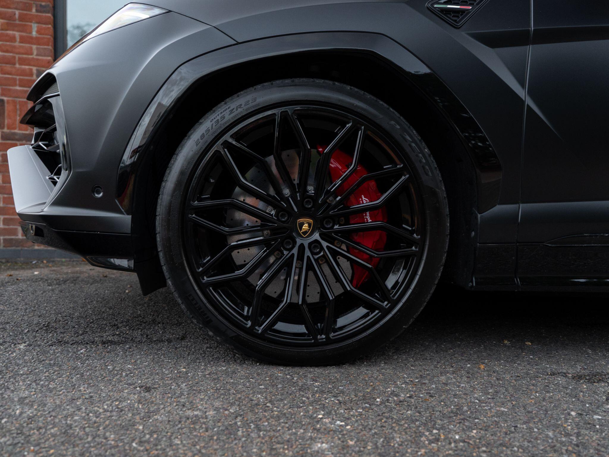 Lamborghini Urus view 32