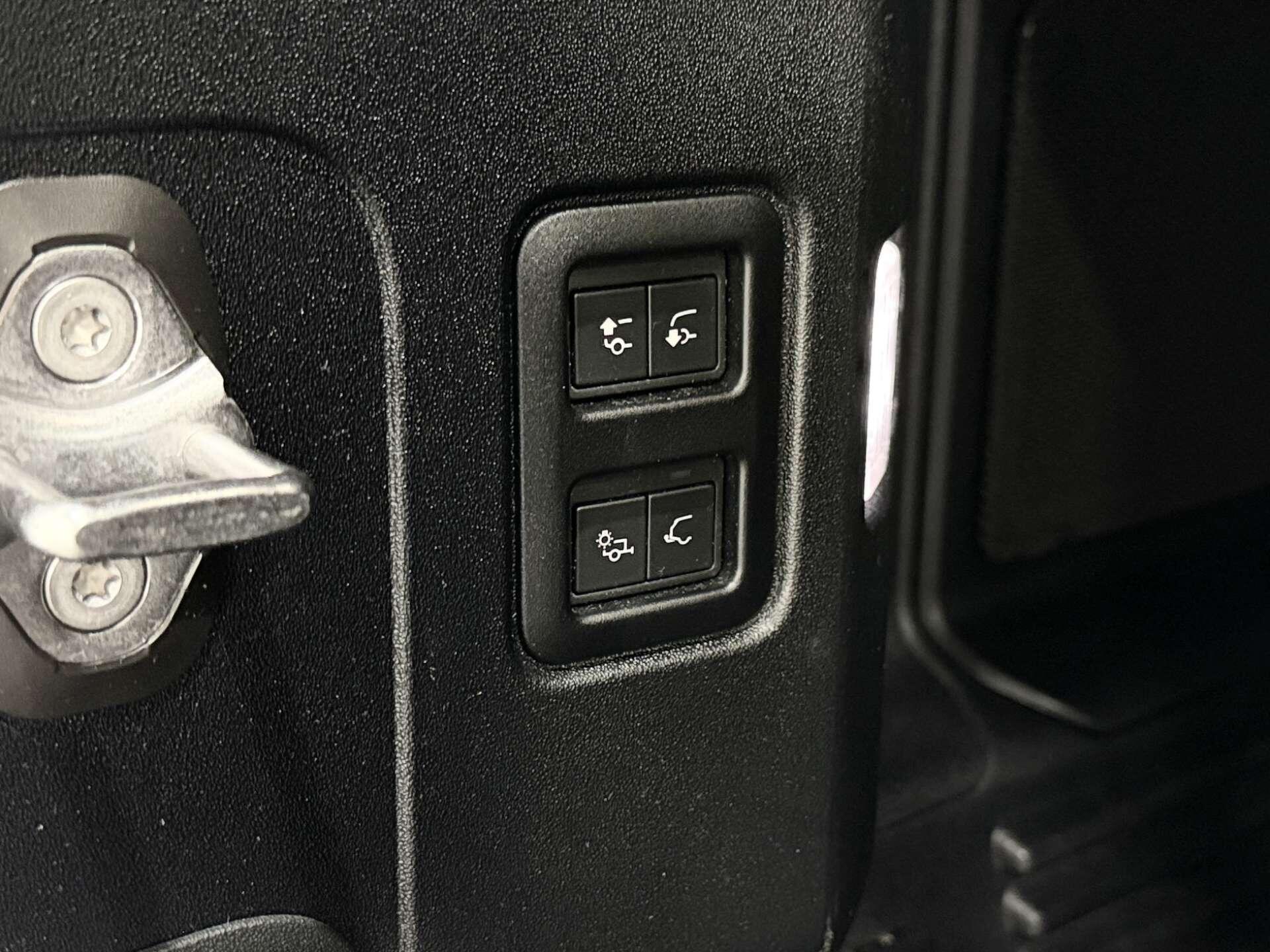 Land Rover Defender view 27