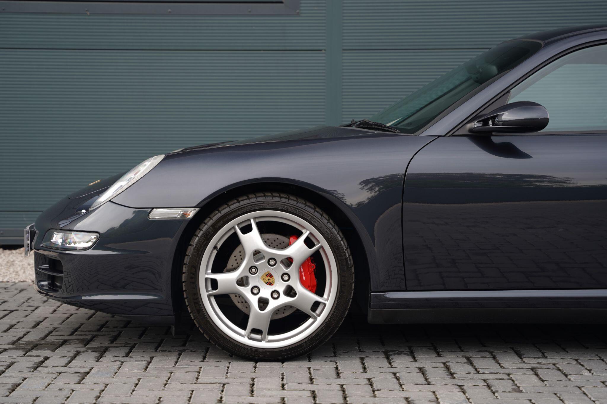 Porsche 911 view 9