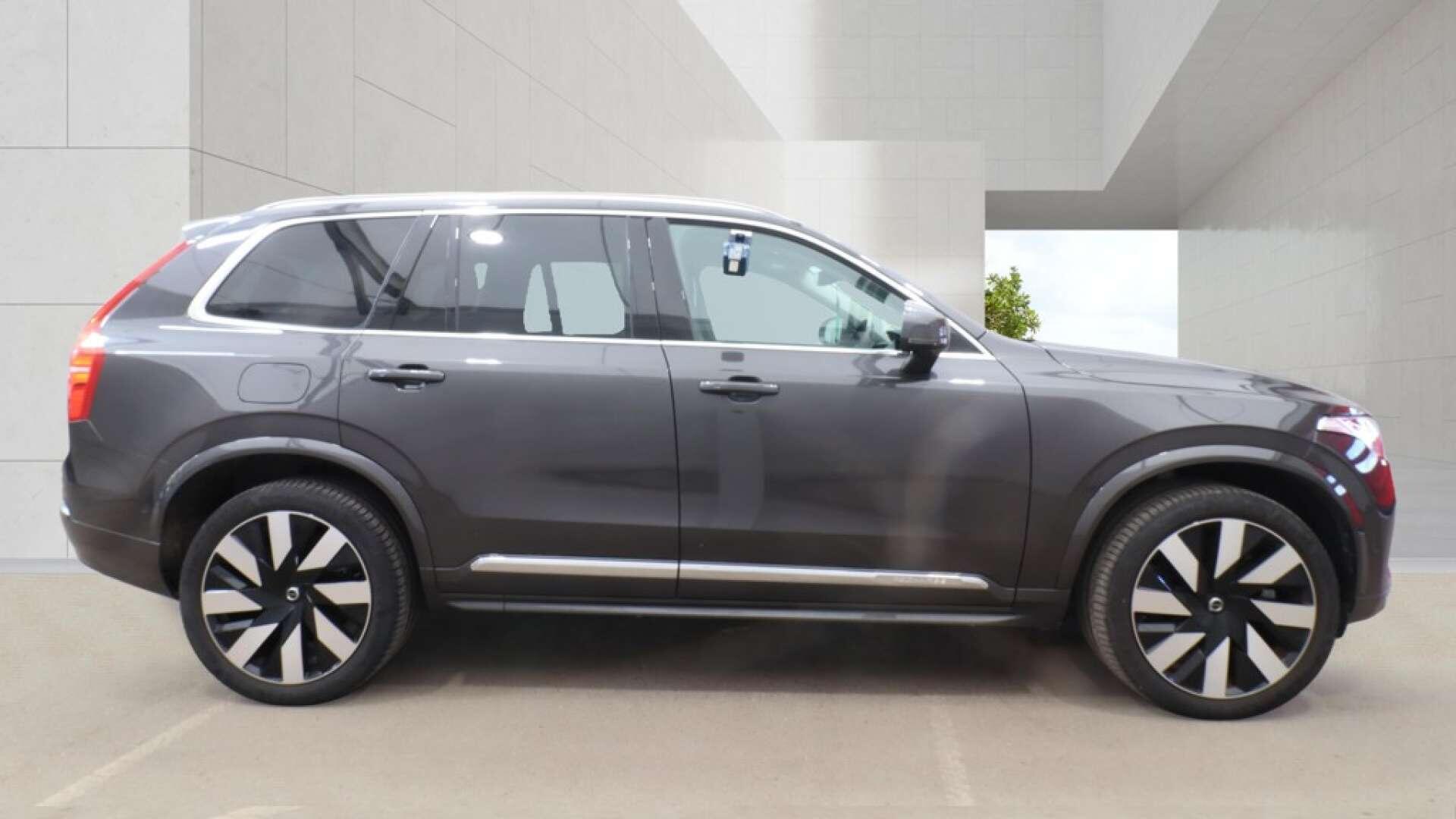 Volvo XC90 view 8