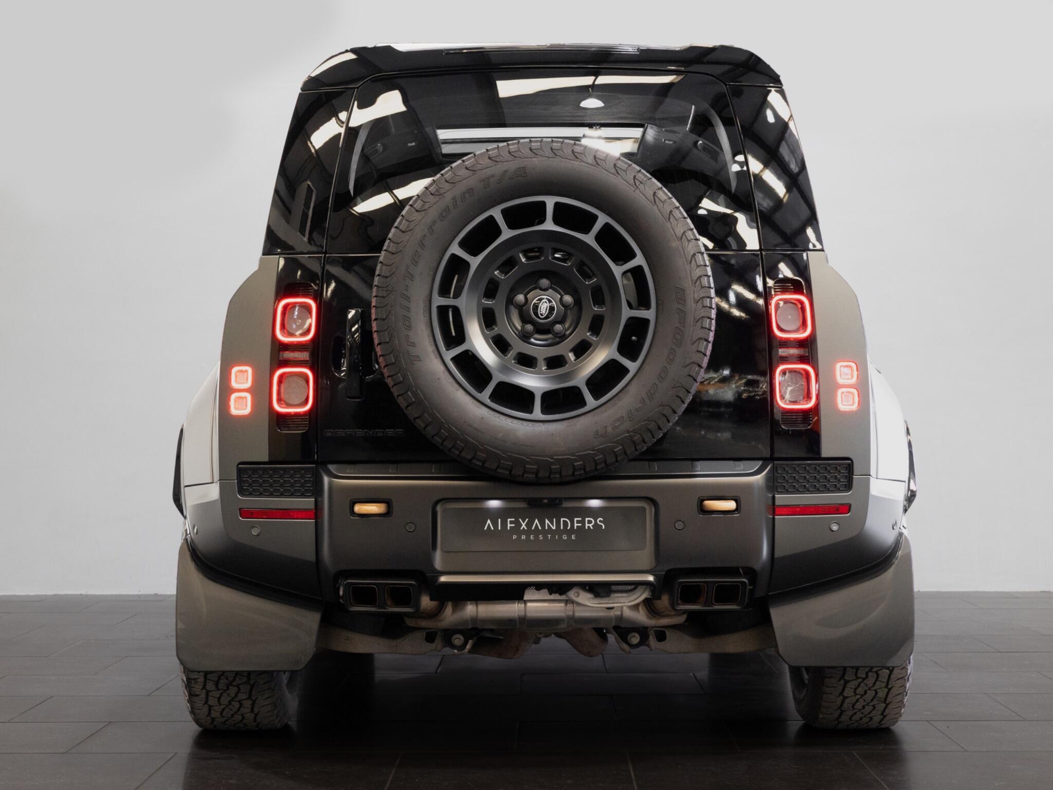 Land Rover Defender 110 view 29
