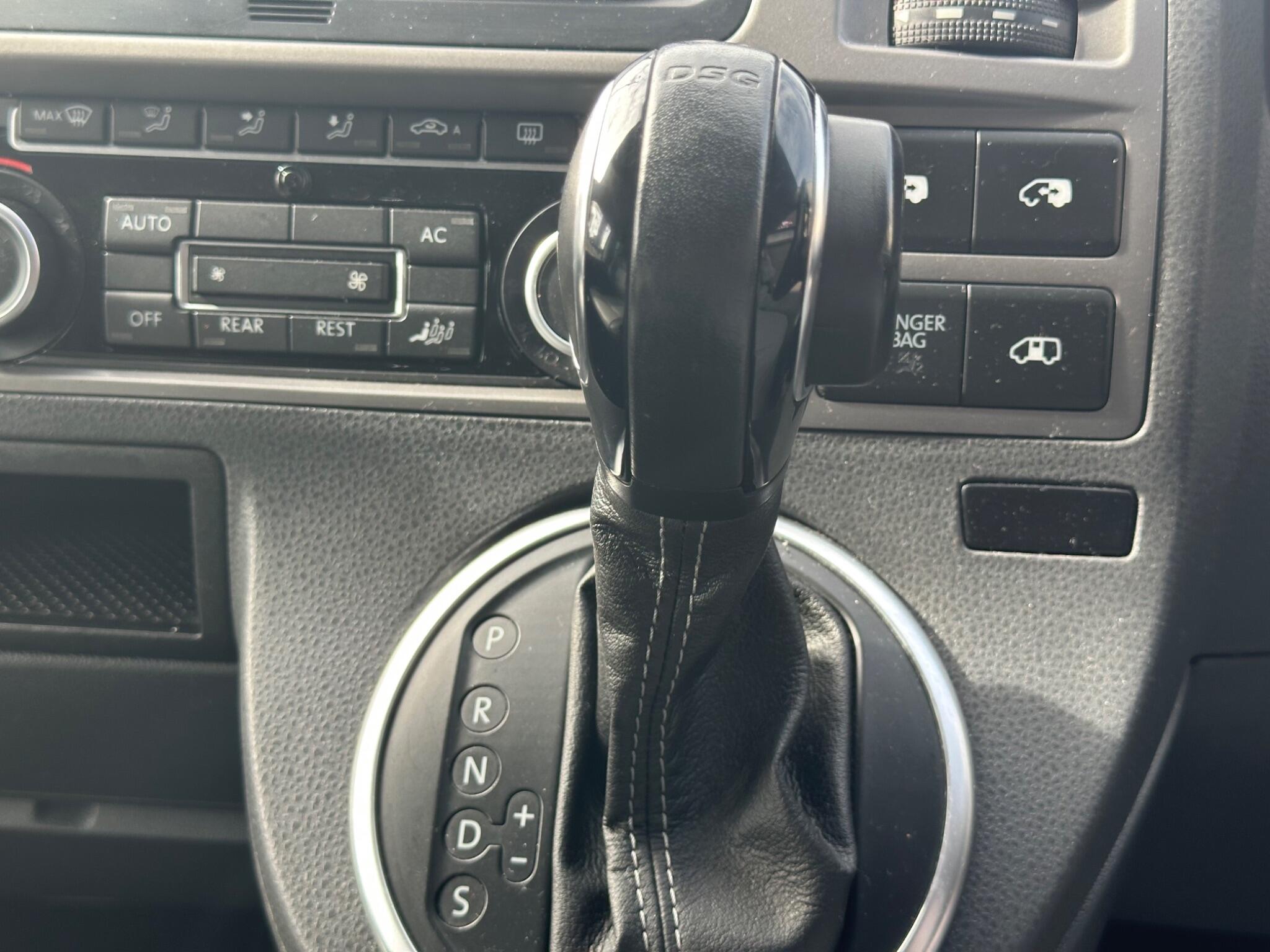 Volkswagen Caravelle view 38