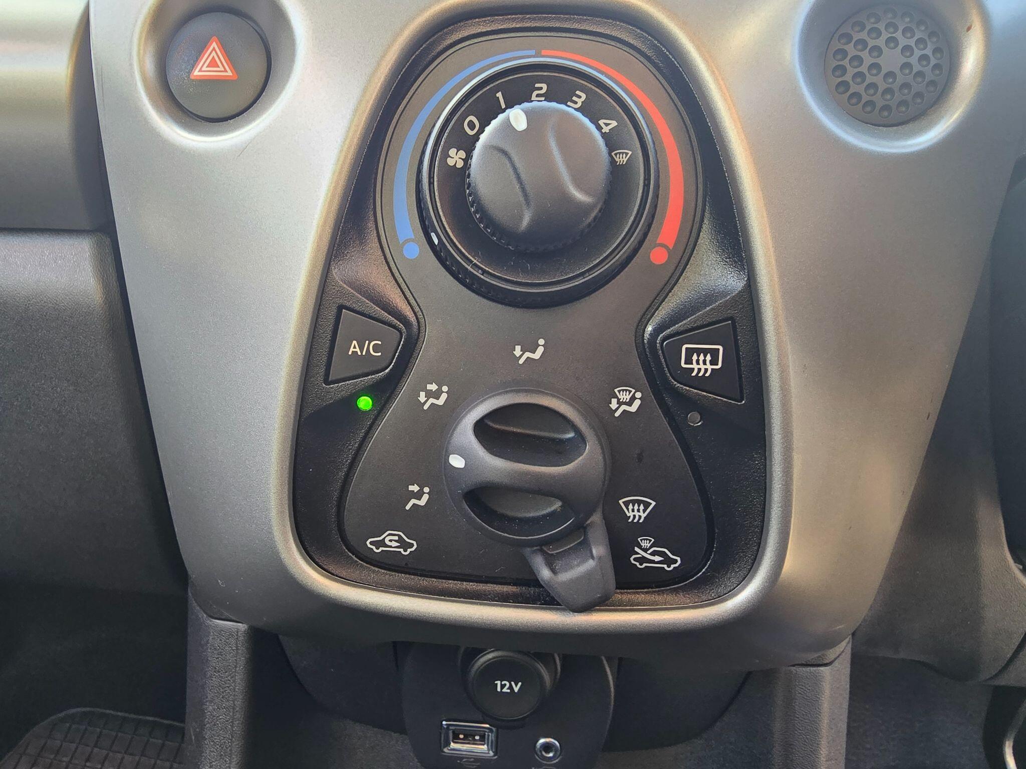 Peugeot 108 view 16