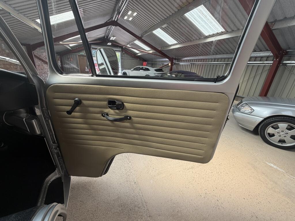 Volkswagen Transporter view 32