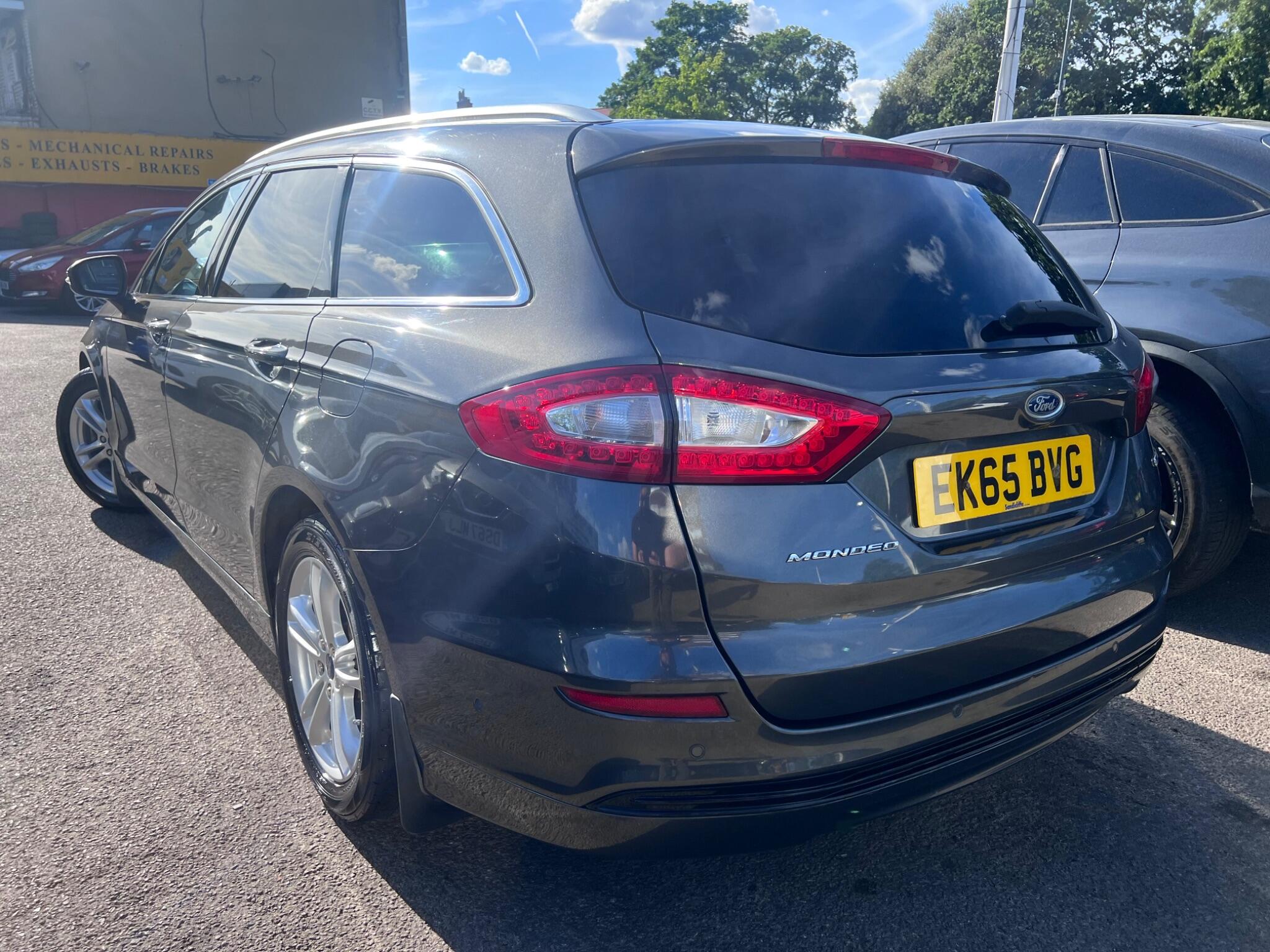 Ford Mondeo view 14