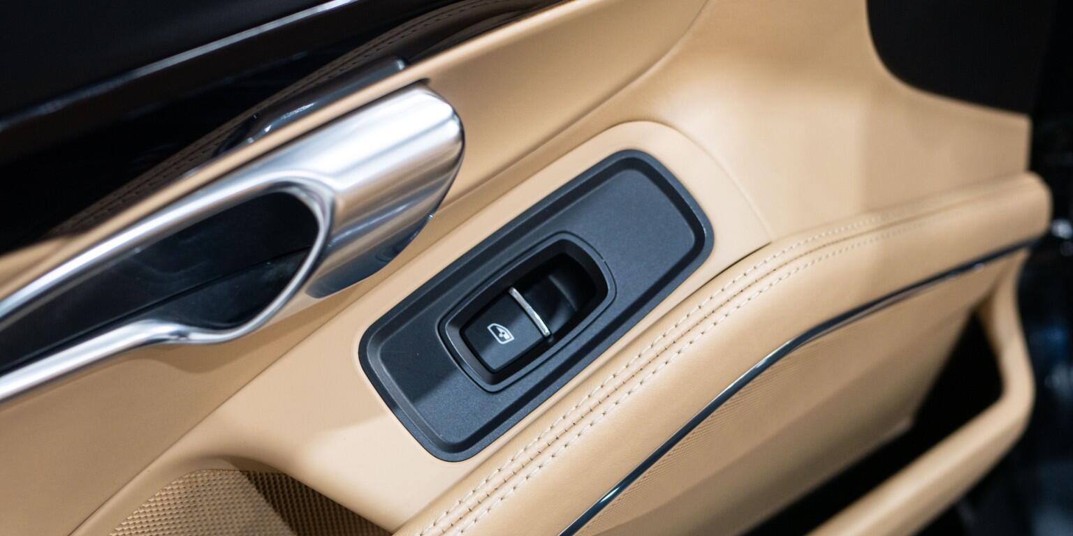 Porsche 911 view 30