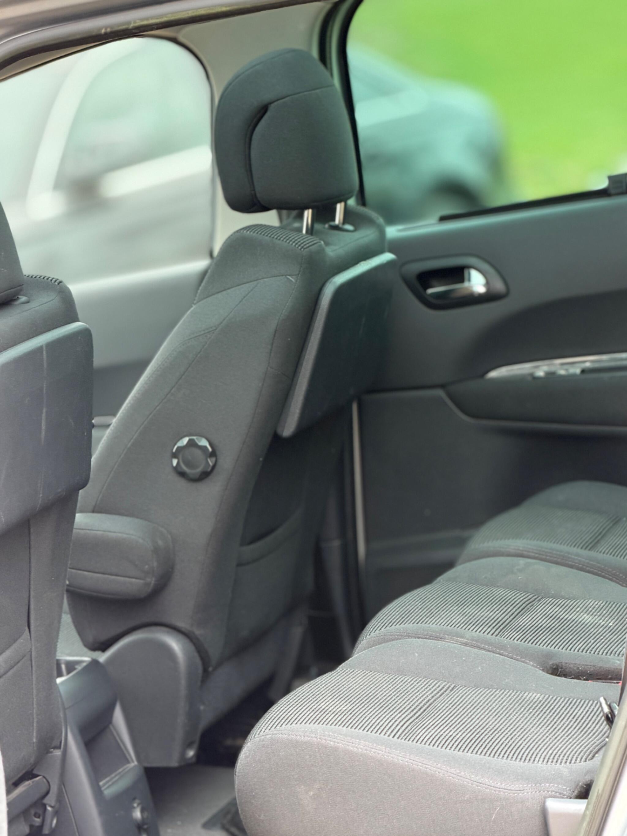 2013 Peugeot 5008 1.6 e-HDi Allure EGC Euro 5 (s/s) 5dr image 21