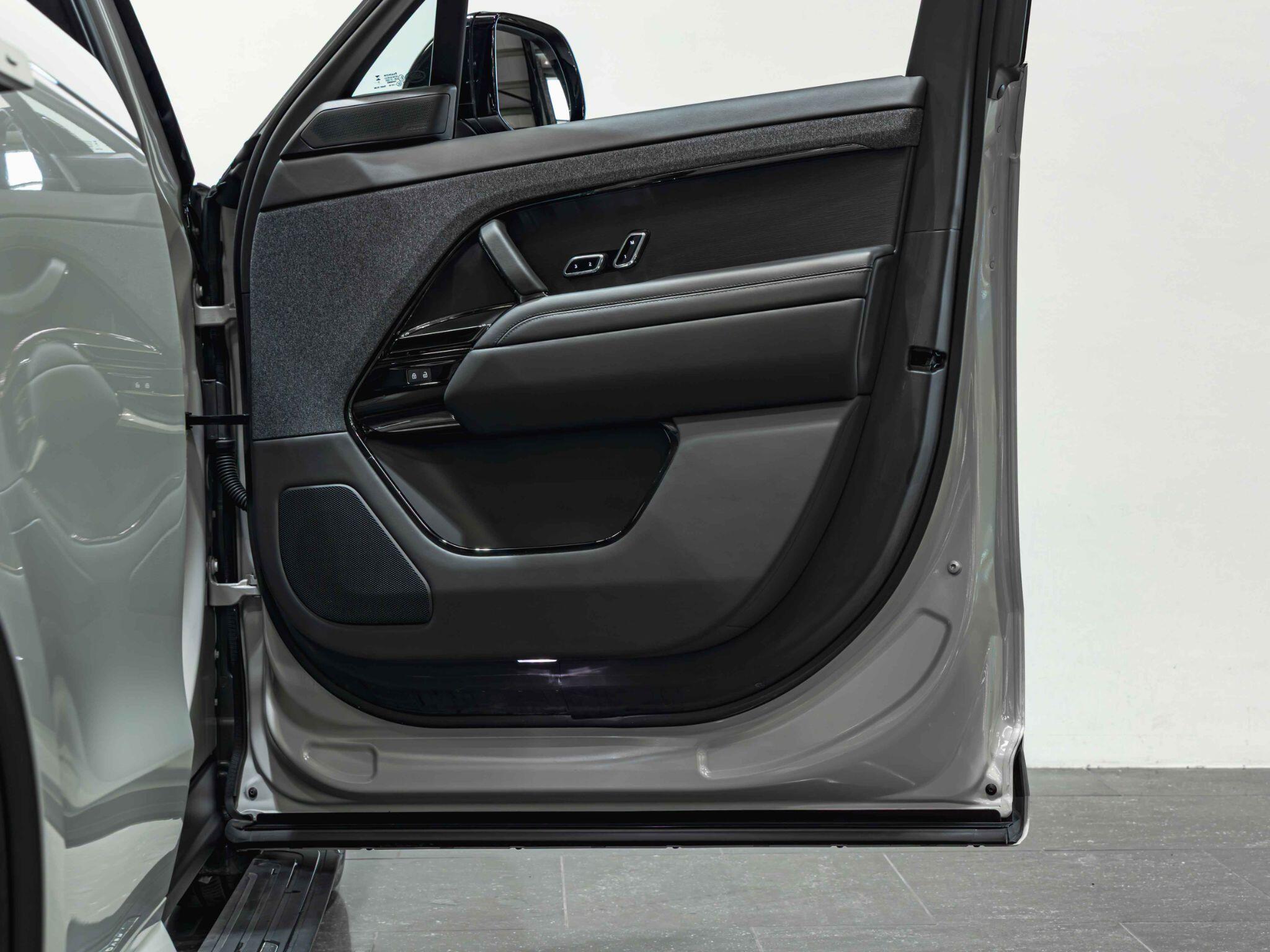Land Rover Range Rover Sport view 23