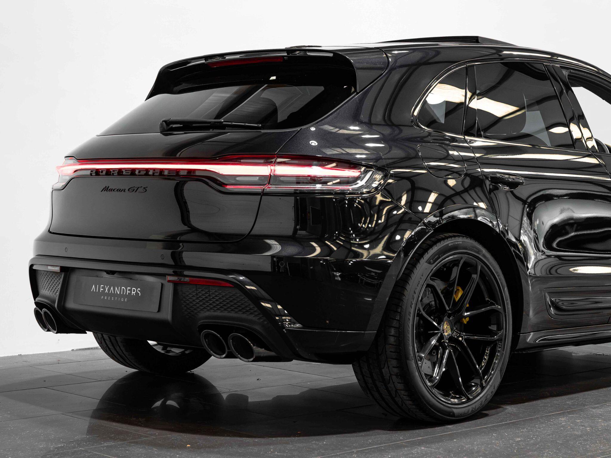 Porsche Macan view 12
