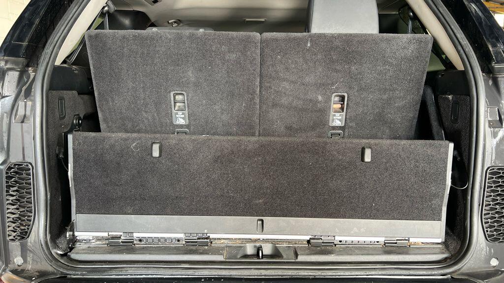 Land Rover Discovery view 13