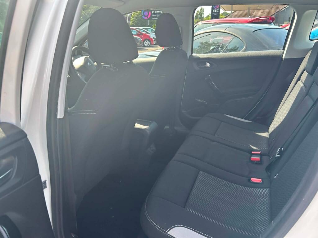 Peugeot 2008 view 16
