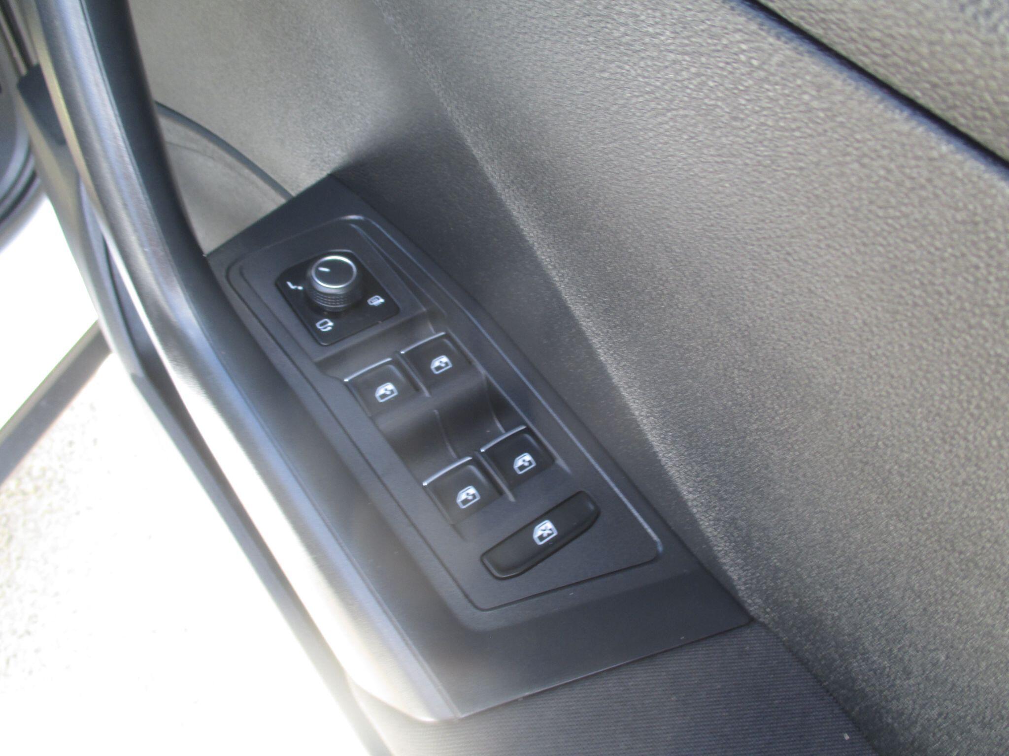 Volkswagen T-Roc view 29