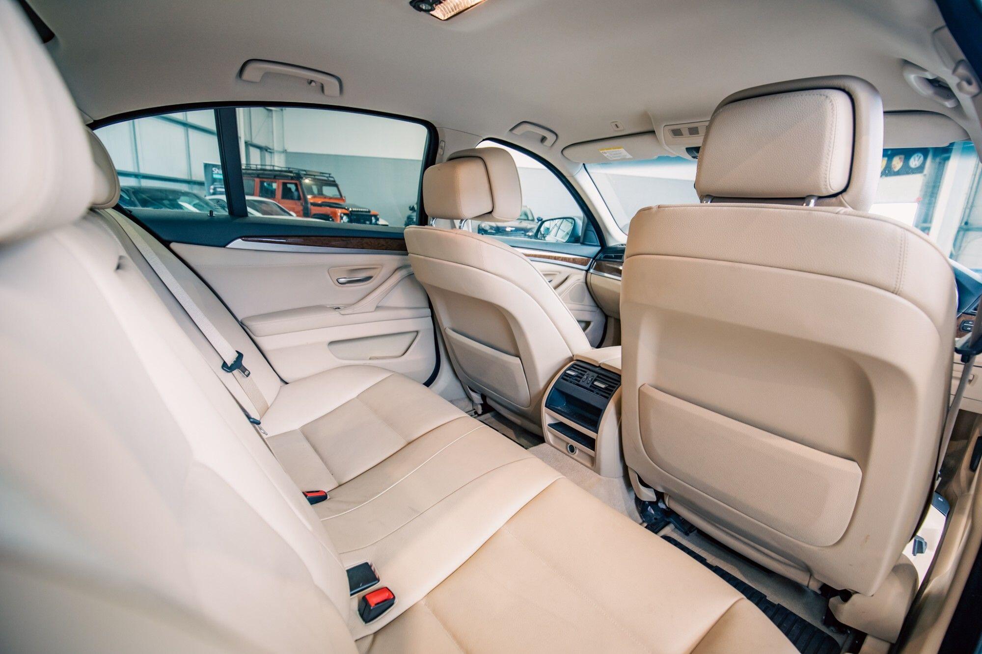 BMW 5 Series view 8