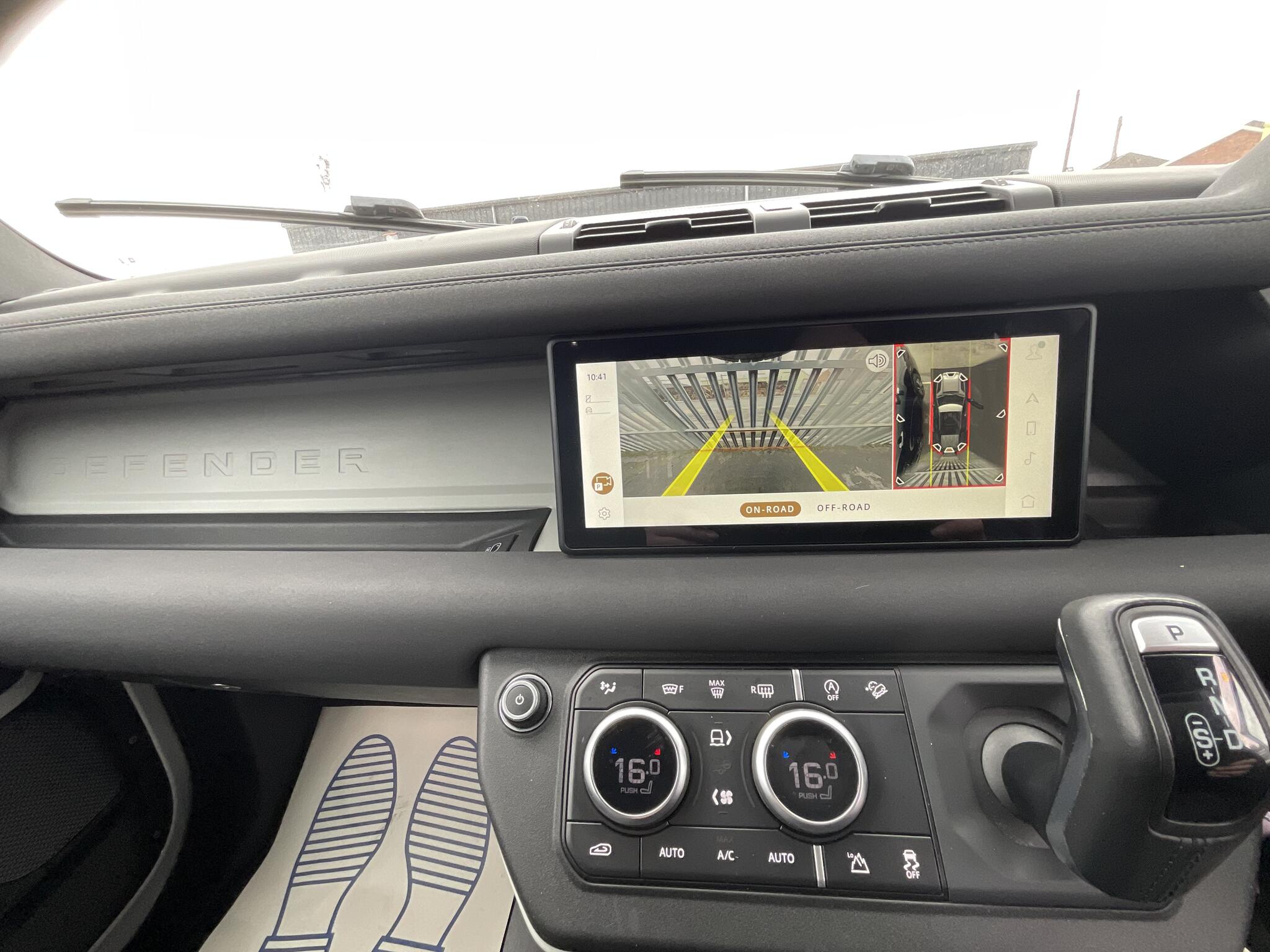 Land Rover Defender 110 view 31
