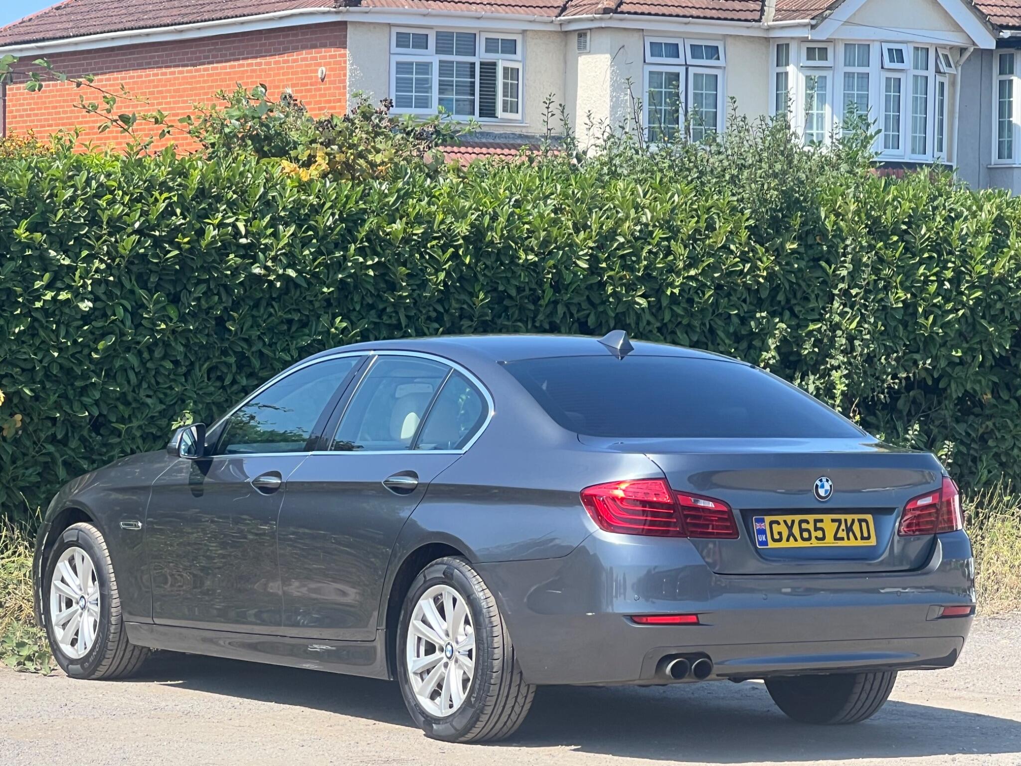 BMW 5 Series view 9