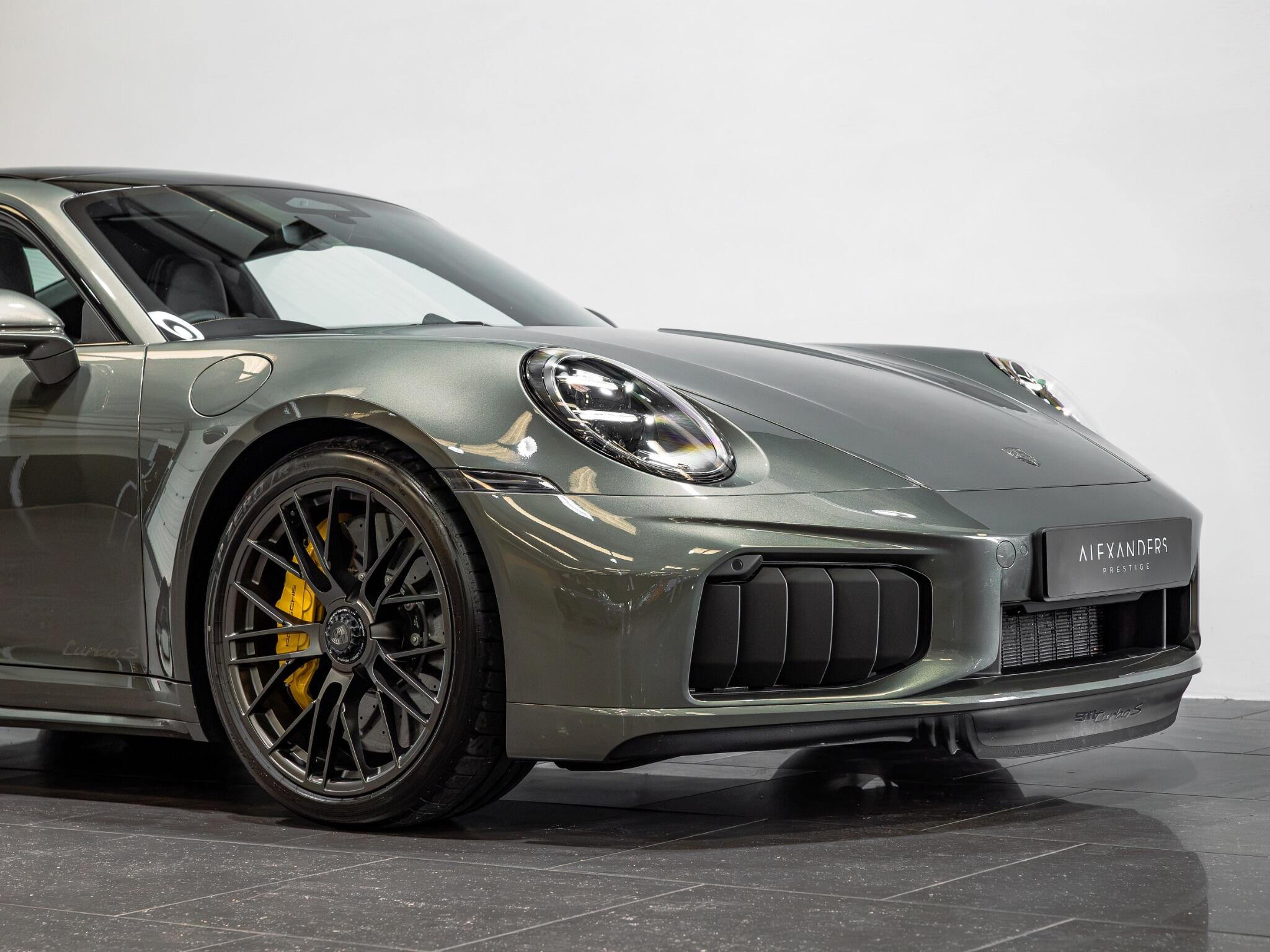 Porsche 911 view 12