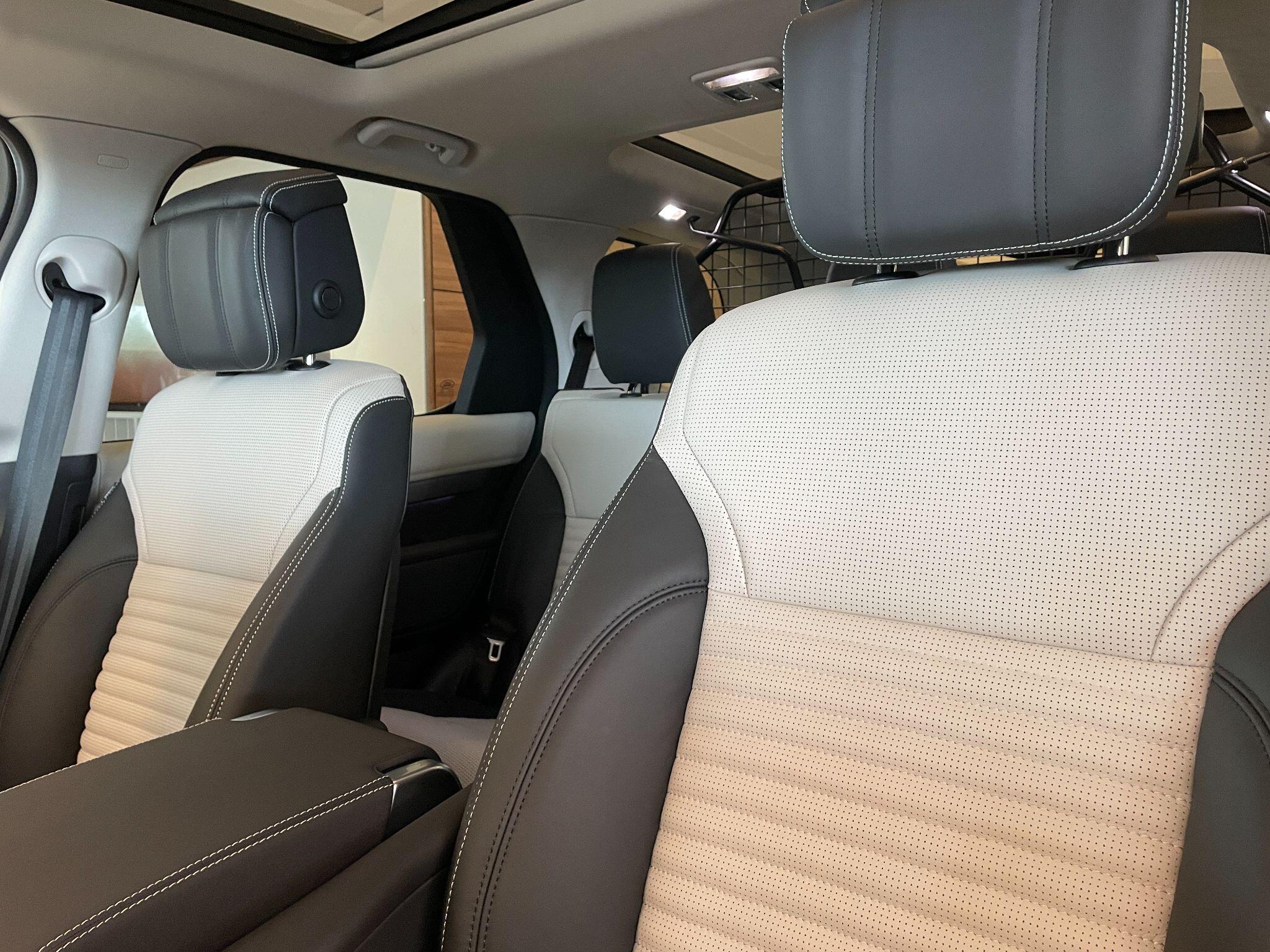 Land Rover Discovery view 9