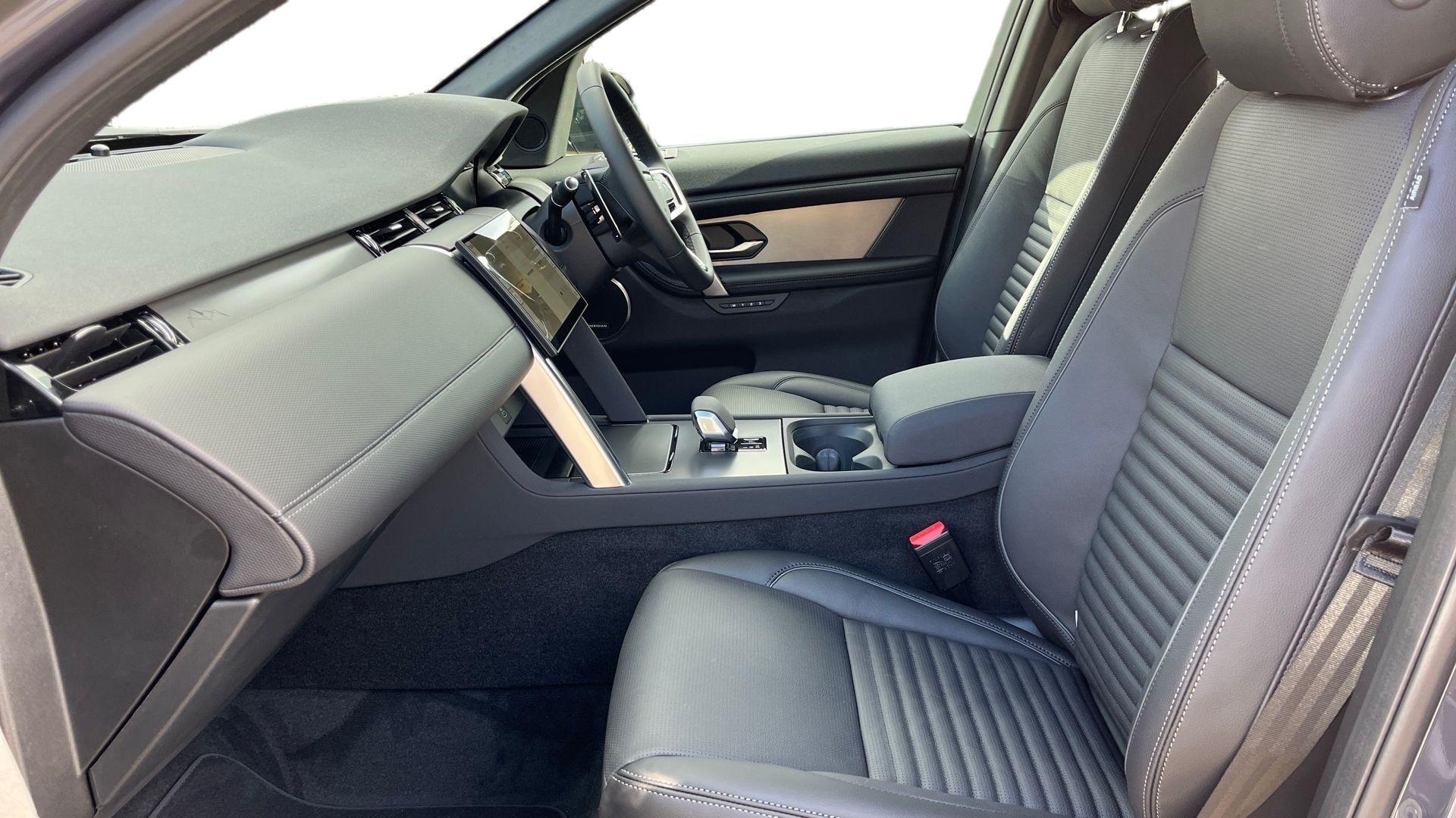 Land Rover Discovery Sport view 3