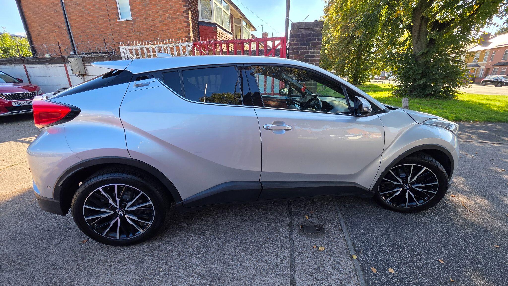 Toyota C-HR view 14