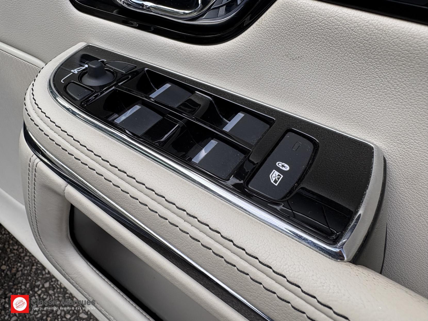 Jaguar XJ view 30