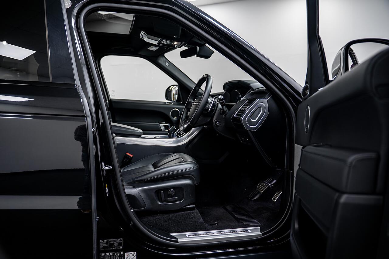 Land Rover Range Rover Sport view 3