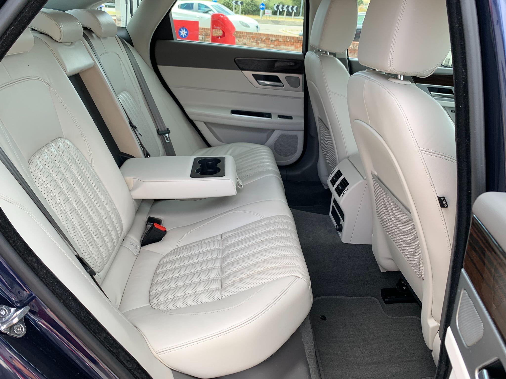 Jaguar XF view 18