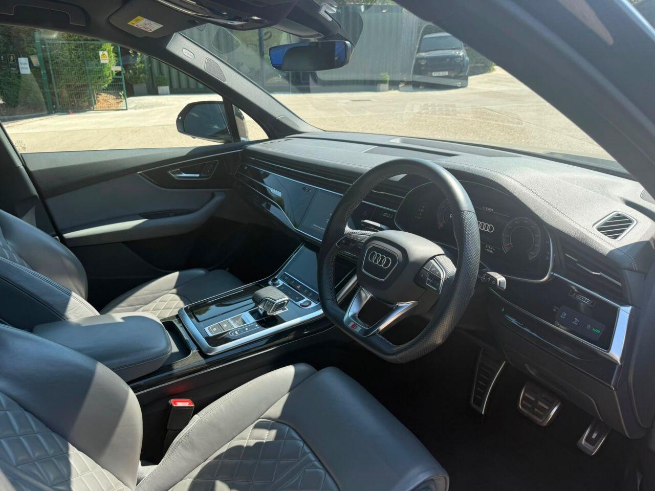 Audi SQ7 view 14