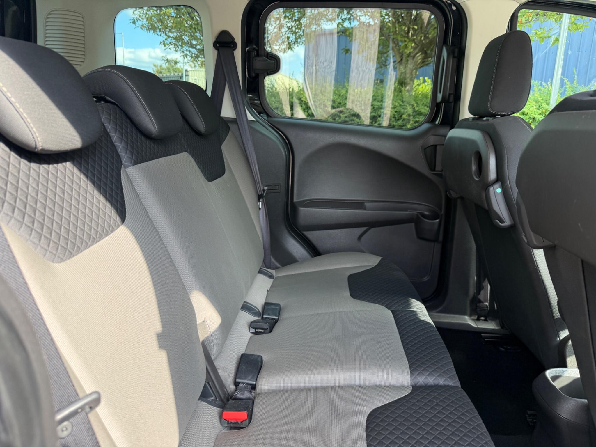 Ford Tourneo Courier view 2