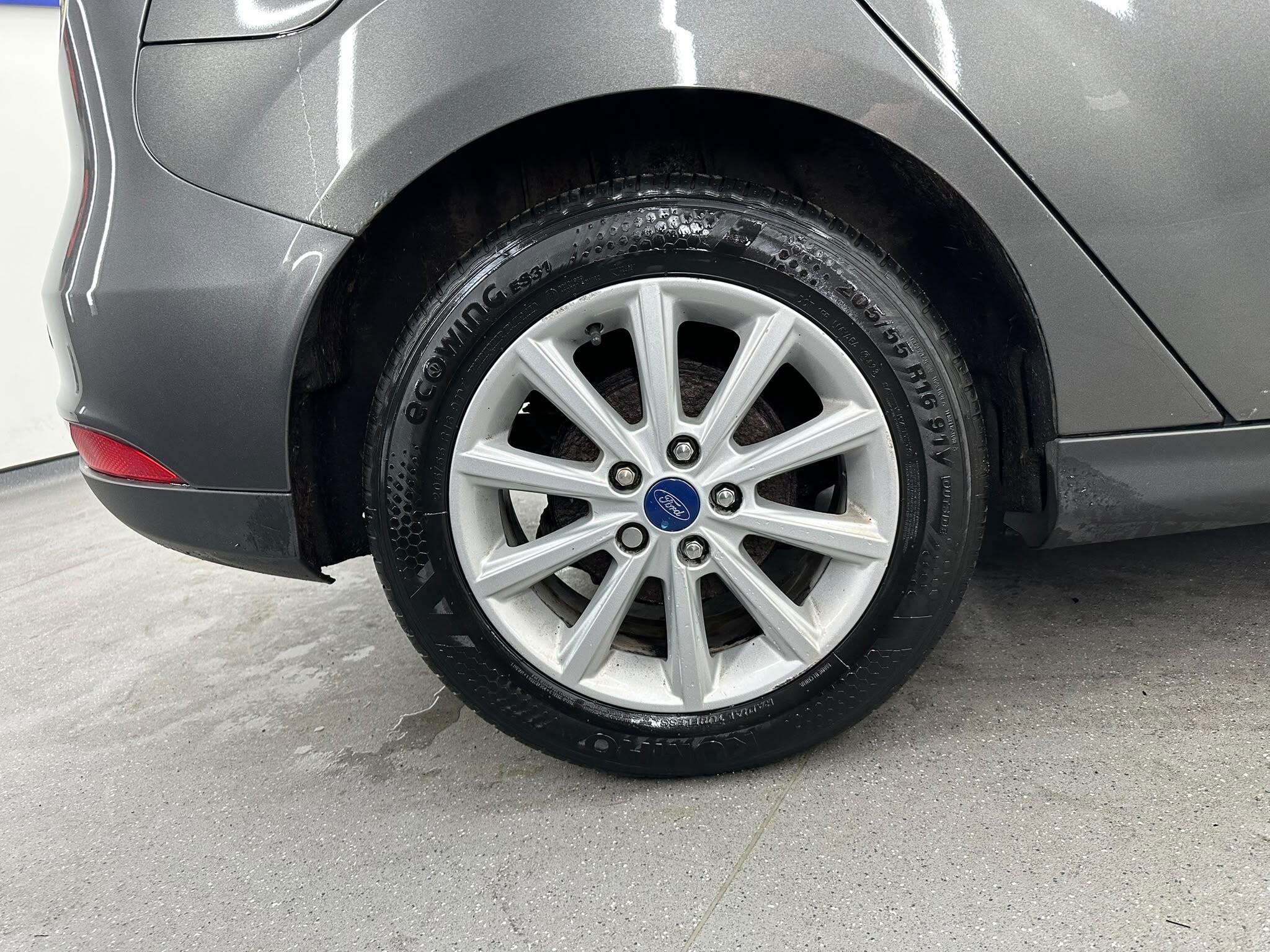 Ford Focus view 12