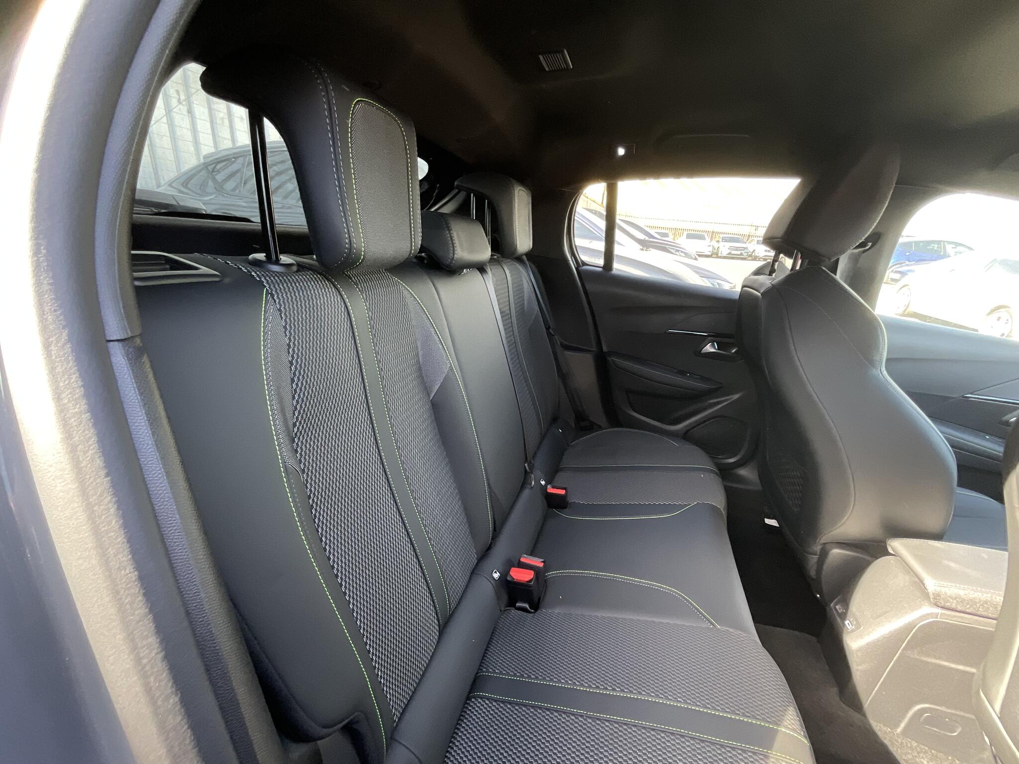 Peugeot 208 view 11