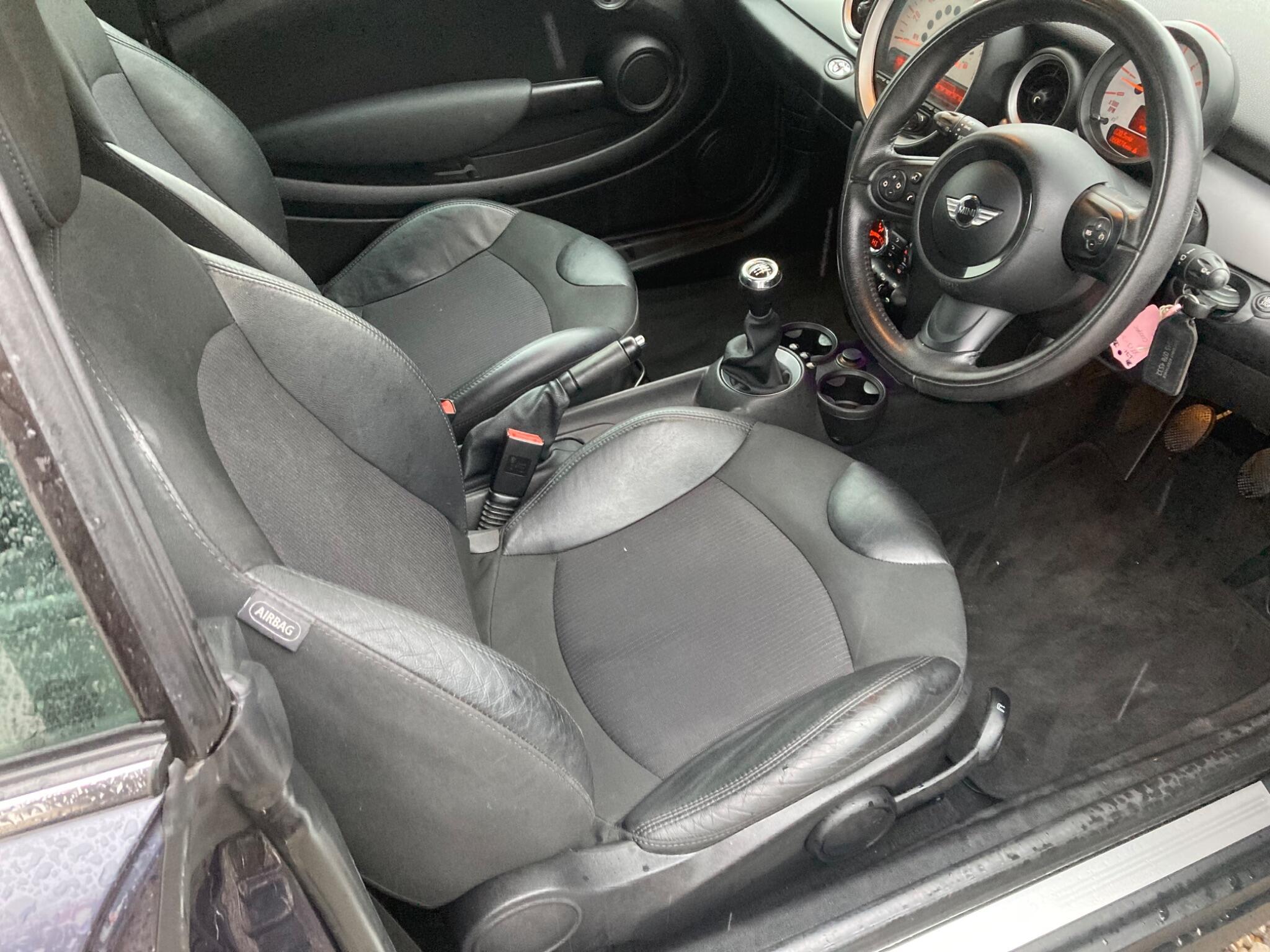 2013 MINI Convertible image 3