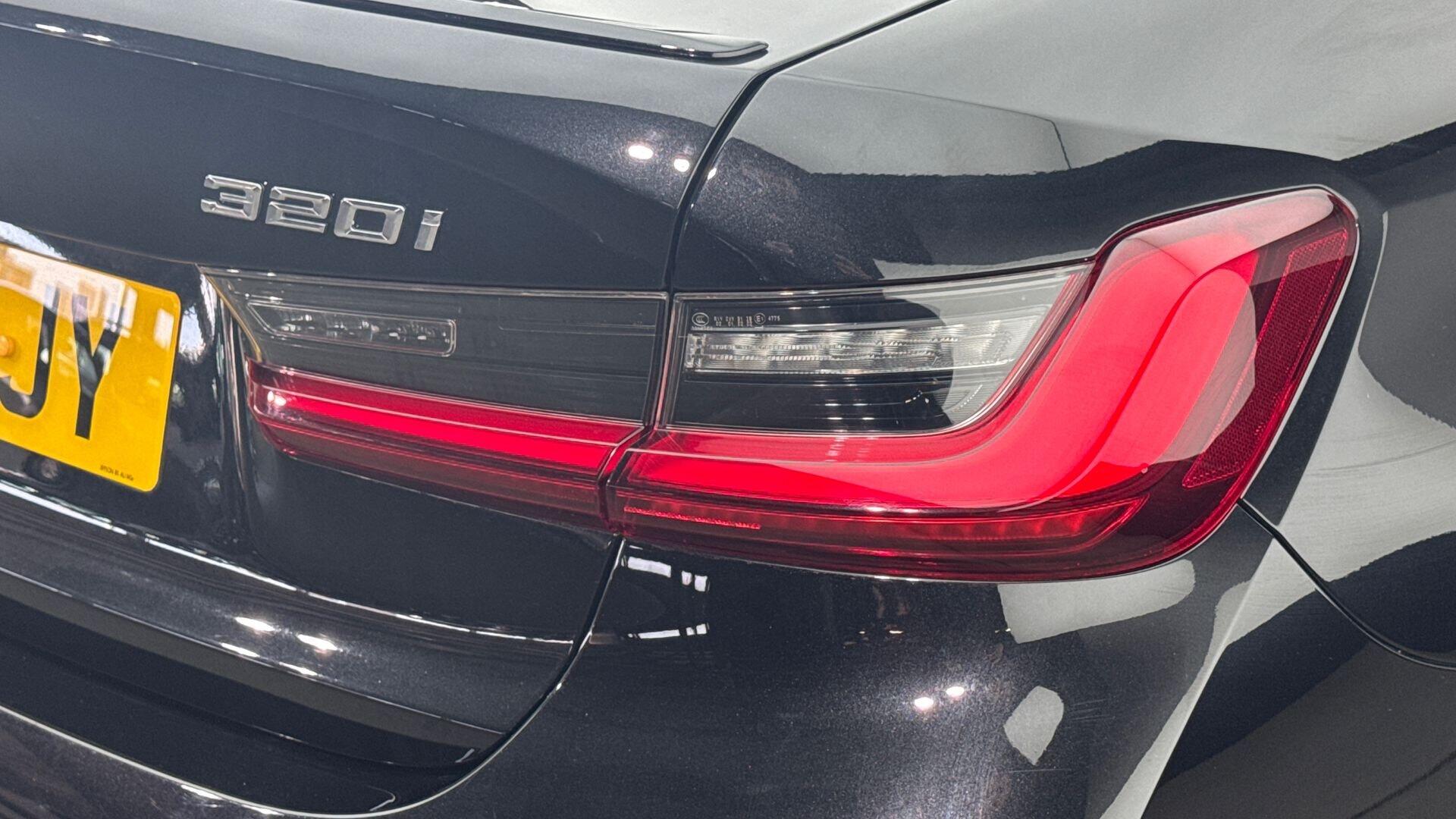 BMW 3 Series view 22