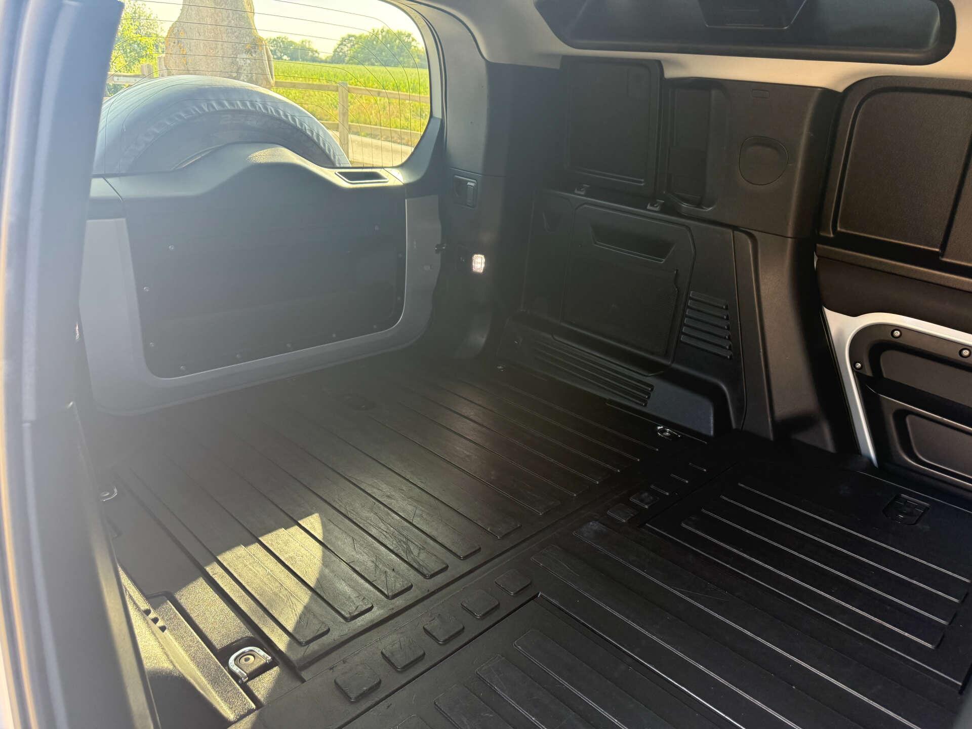 Land Rover Defender view 20