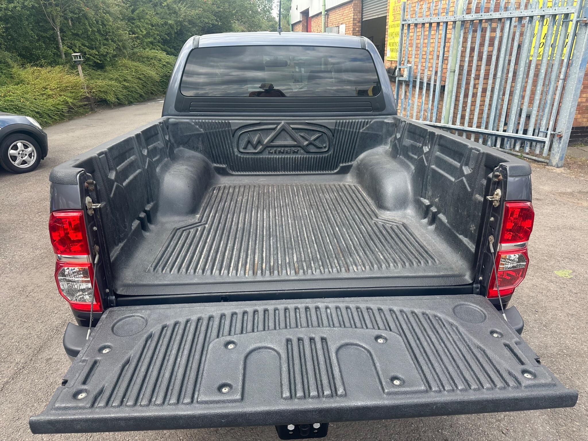 Toyota Hilux view 41