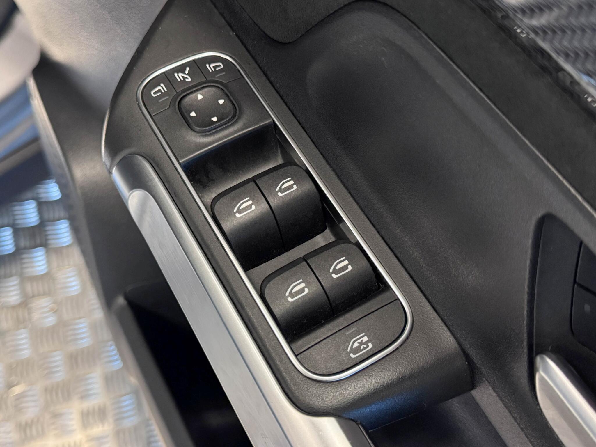 Mercedes-Benz GLB view 16