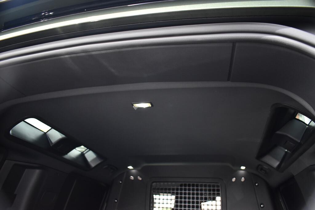 Land Rover Defender 110 view 52