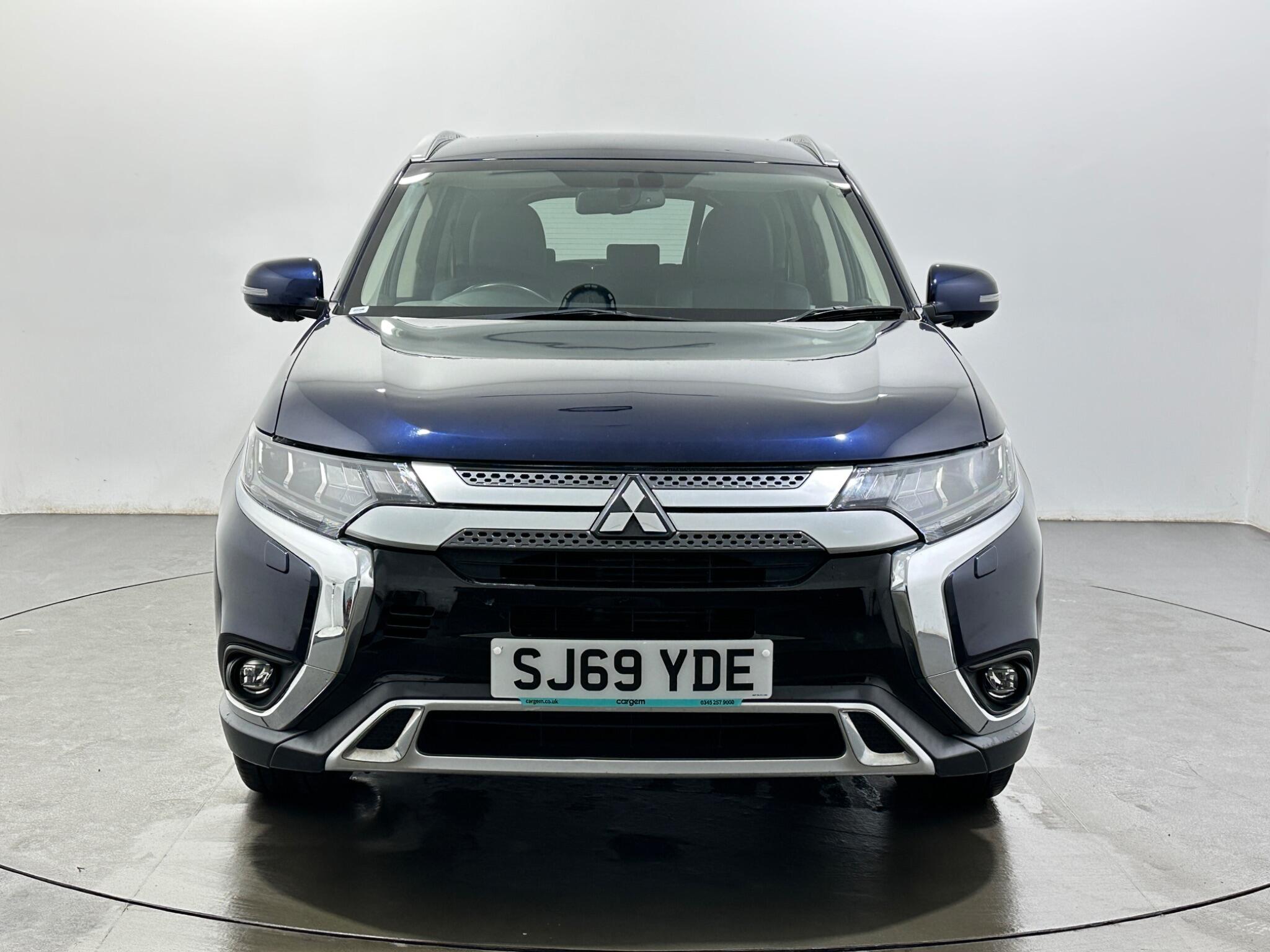 Mitsubishi Outlander view 3