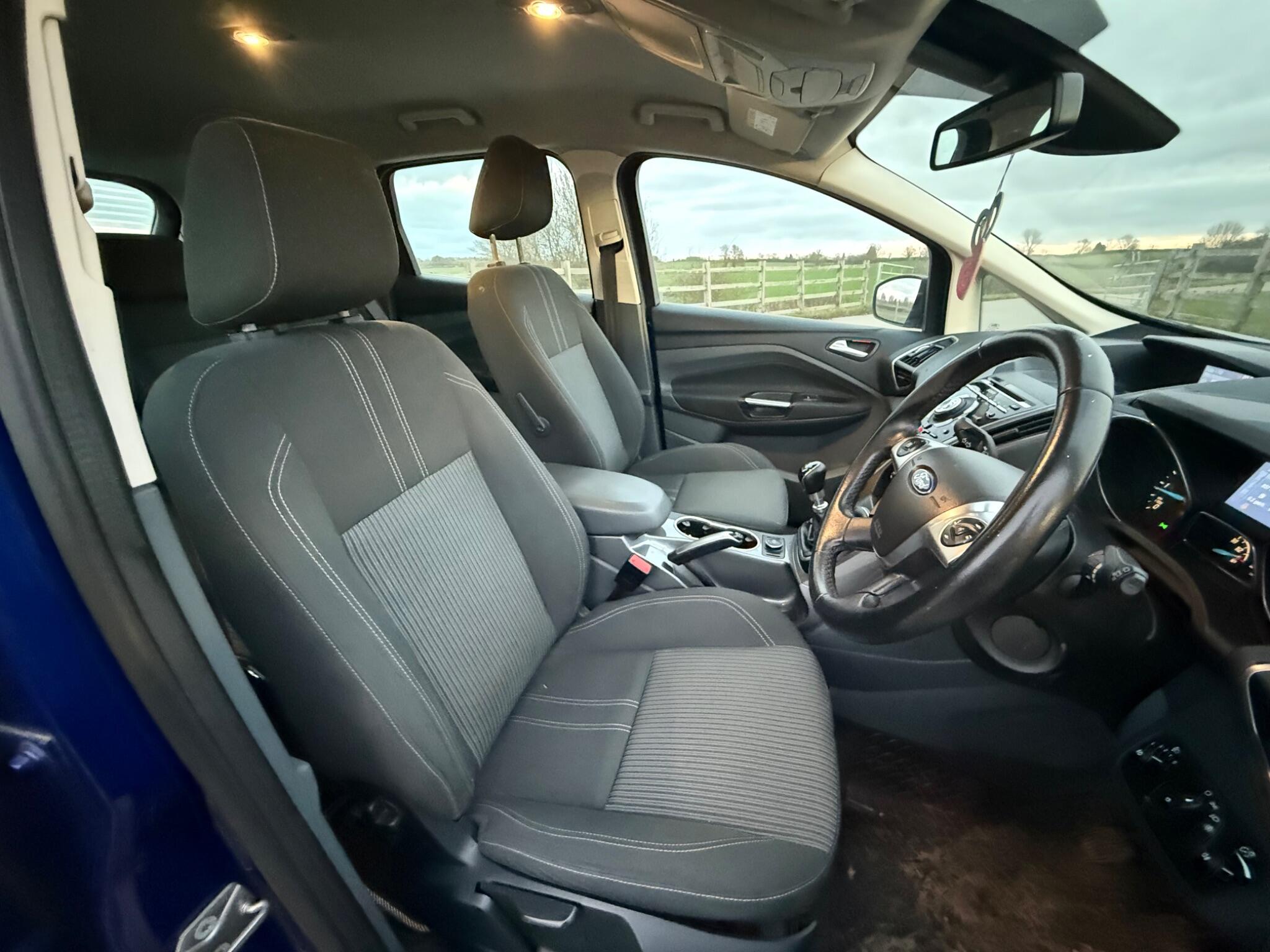 Ford C-Max 1.6 TDCi Titanium Euro 5 5dr — photo 37 of 104