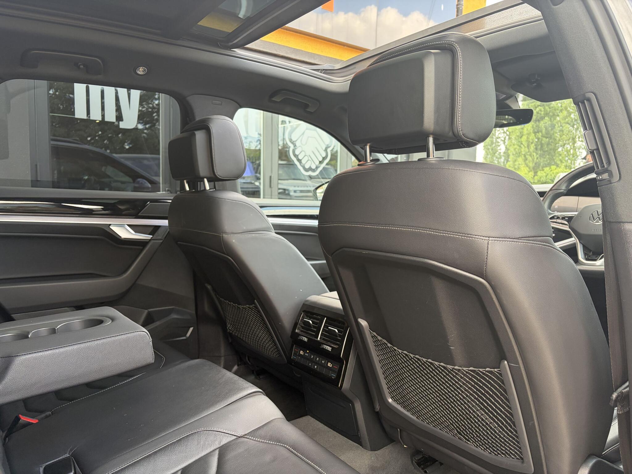 Volkswagen Touareg view 24