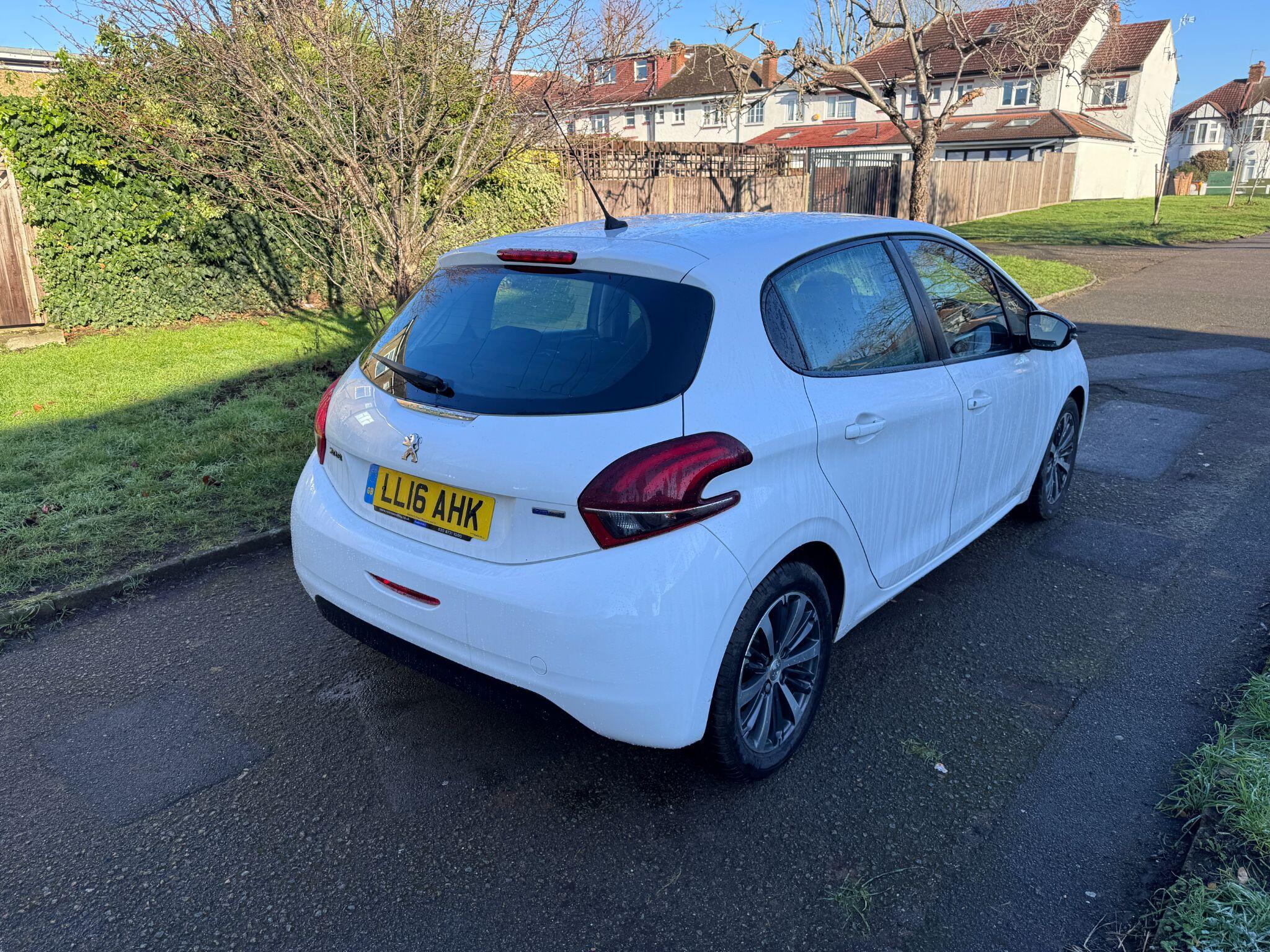 2016 Peugeot 208 image 7